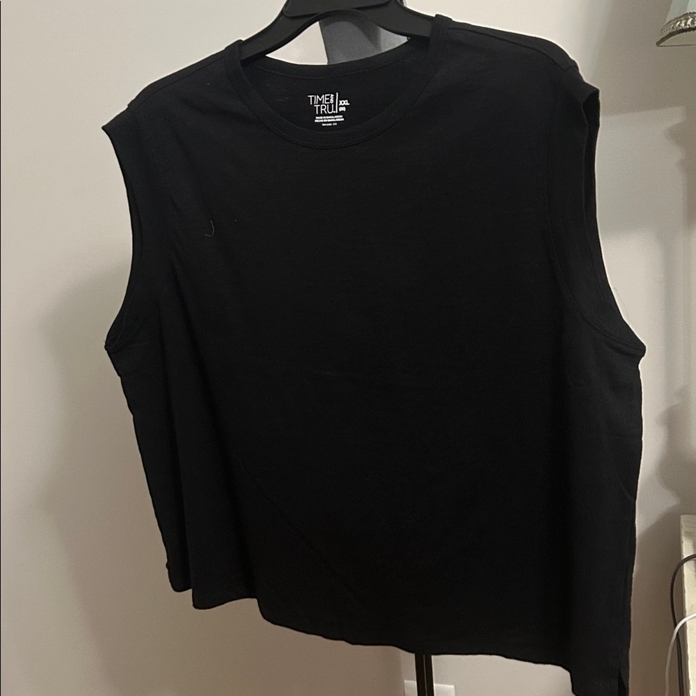 💕5/$15 Classic black Top, cap sleeve , side slit,looks great with white jeans - Picture 7 of 10